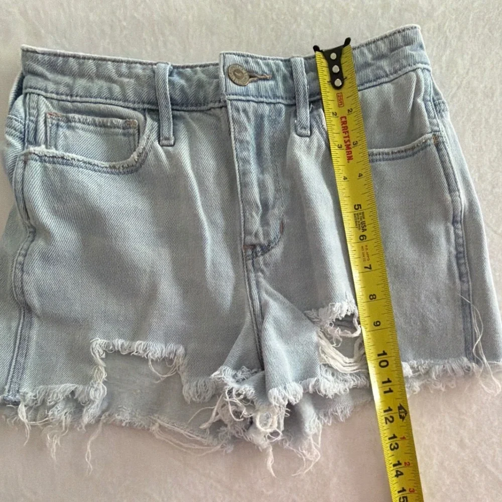 Hollister Girls Ultra High Rise Mom Jean Shorts Light Wash Distressed Size 1R 25